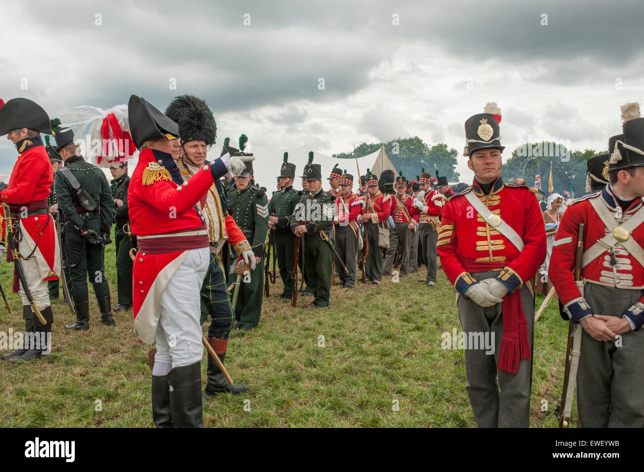 Nachstellung der Schlacht von Waterloo auf dem ursprünglichen Schlachtfeld in Belgien zum Gedenken an Waterloo 200, verbündet Truppen sammeln. Stockfoto