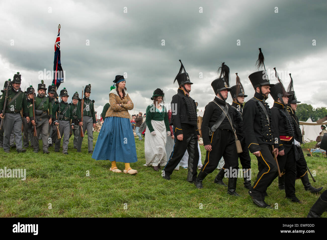 Nachstellung der Schlacht von Waterloo auf dem ursprünglichen Schlachtfeld in Belgien um Waterloo 200, alliierte Truppen marschieren zu gedenken Stockfoto