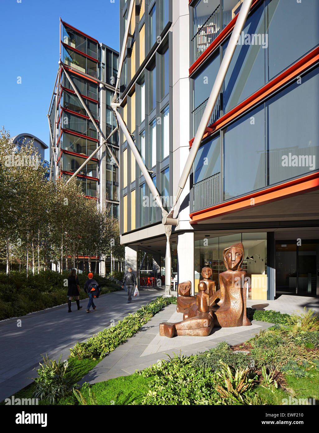 Gartenbereich zwischen Pavillons mit Bronze-Skulptur. Neo Bankside, London, Vereinigtes Königreich. Architekt: Rogers Stirk Harbour + Par Stockfoto