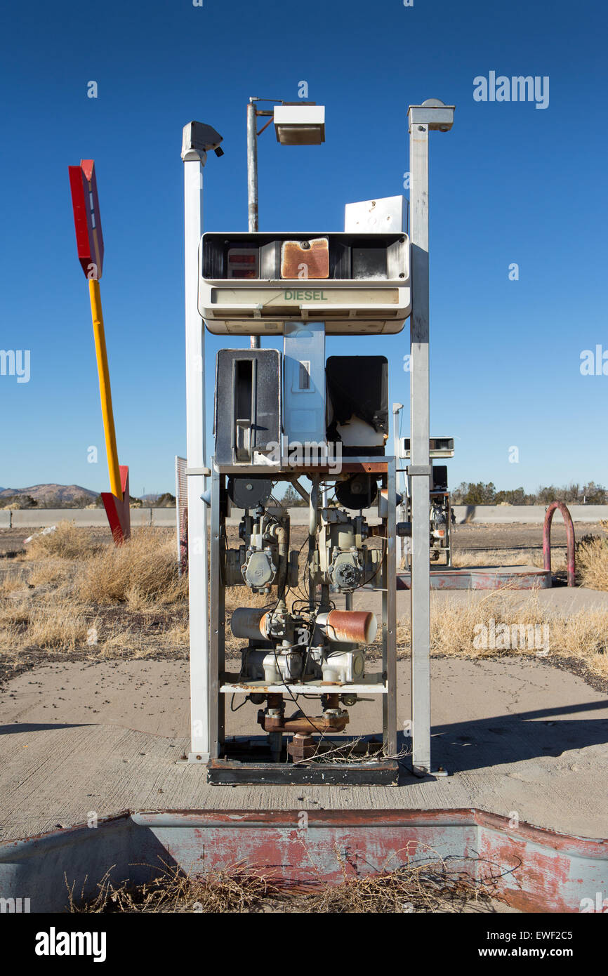 Ein verfallenes Benzin pumpe bei Twin Arrows, Flagstaff, auf der alten Route 66. Stockfoto