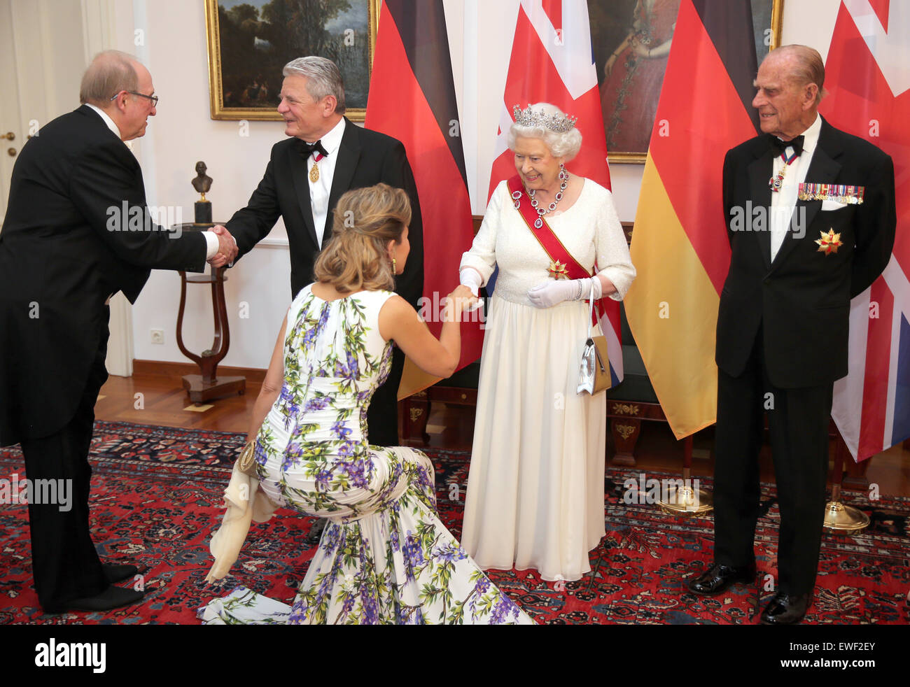 Berlin, Deutschland. 24. Juni 2015. Königin Elizabeth II (2.f.R.), Prinz Philip (R) von Großbritannien und der deutsche Bundespräsident Joachim Gauck (2.v.l), begrüßen die Geigerin Anne-Sophie Mutter und US-amerikanische Pianistin Lambert Orkis ein Staatsbankett zu Ehren der britischen Königin im Schloss Bellevue in Berlin, Deutschland, 24. Juni 2015. Die Königin und ihr Ehemann sind auf ihre fünfte Staatsbesuch in Deutschland. Foto: WOLFGANG KUMM/Dpa/Alamy Live News Stockfoto