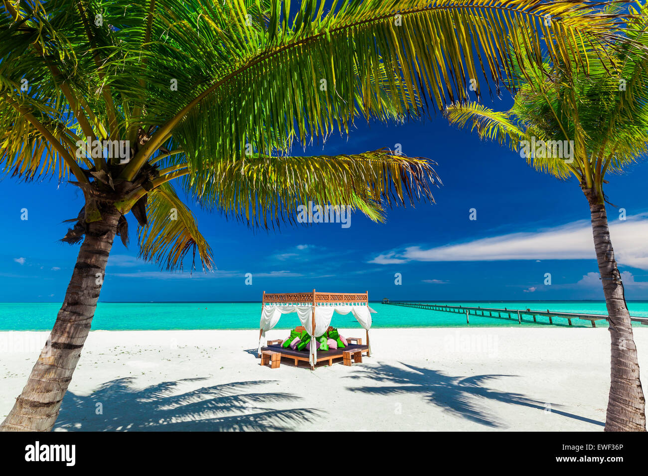 Tropischer weißen Strand, blauem Himmel, Palmen und Ort zum Entspannen Stockfoto