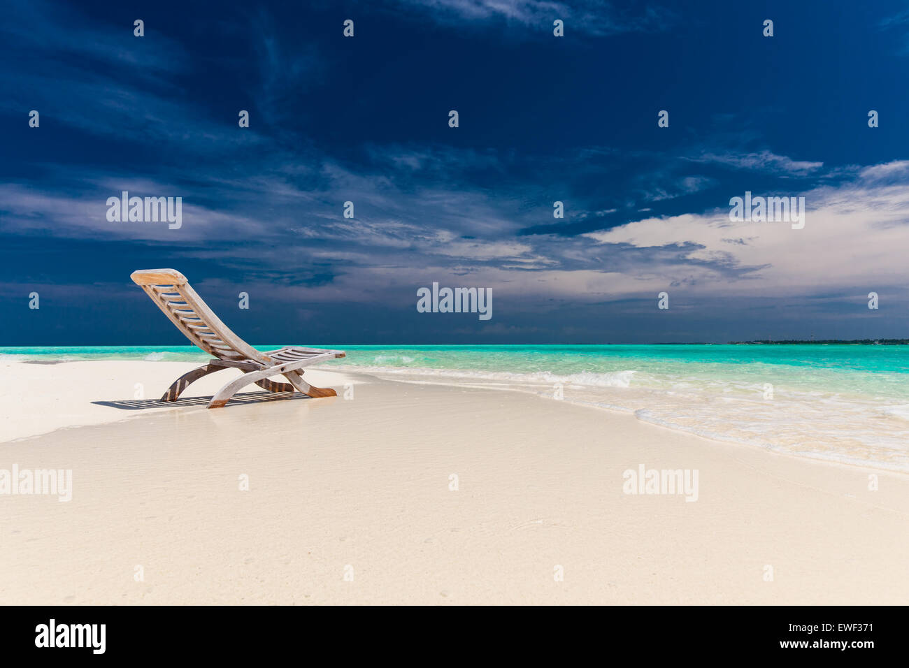 Tropischen Strandblick auf erstaunliche Wasser und leeren Stuhl auf Sand für erholsame Ferien Stockfoto
