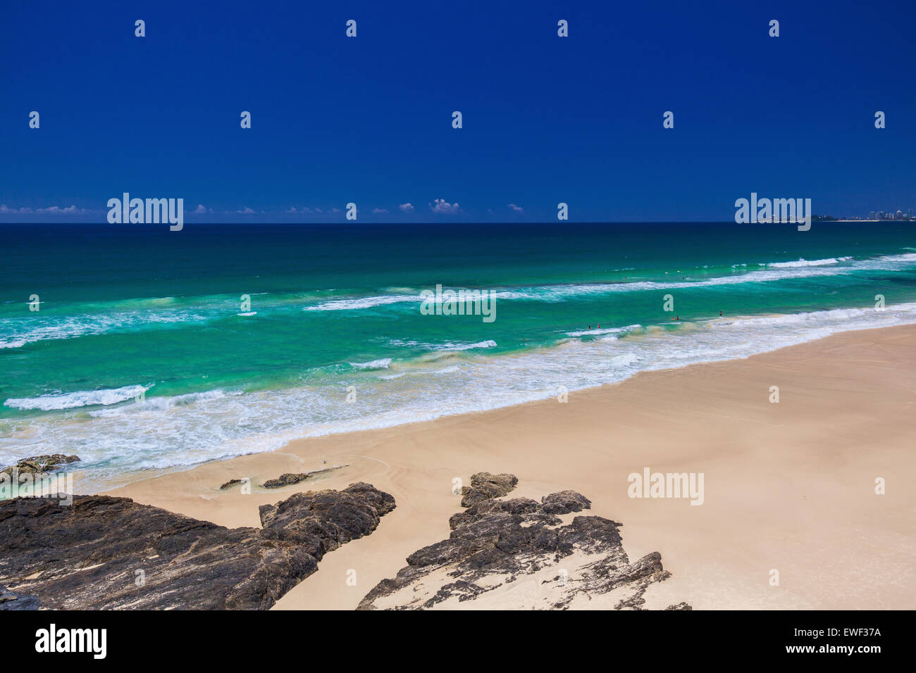 Tropischer Strand mit Brandung Wellen an Gold Coast, Queensland, Australien Stockfoto
