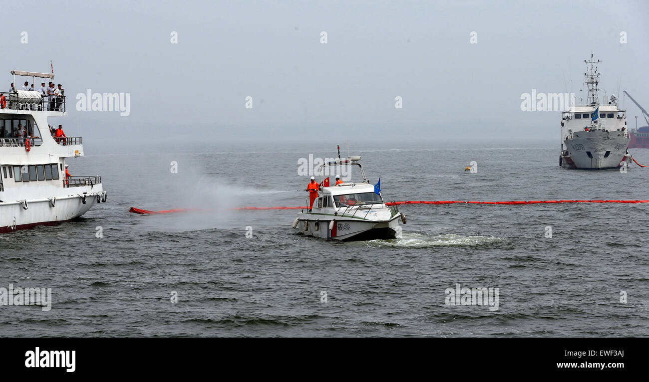 Qinhuangdao. 25. Juni 2015. Ein marine Rescue-Bohrer auf dem Seegebiet von Qinhuangdao, Provinz Hebei North China, 25. Juni 2015 statt. Der Bohrer bietet maritime gemeinsame Suche und Rettung Missionen und Oil Spill Notfallmaßnahmen Übung. Bildnachweis: Xinhua/Alamy Live-Nachrichten Stockfoto