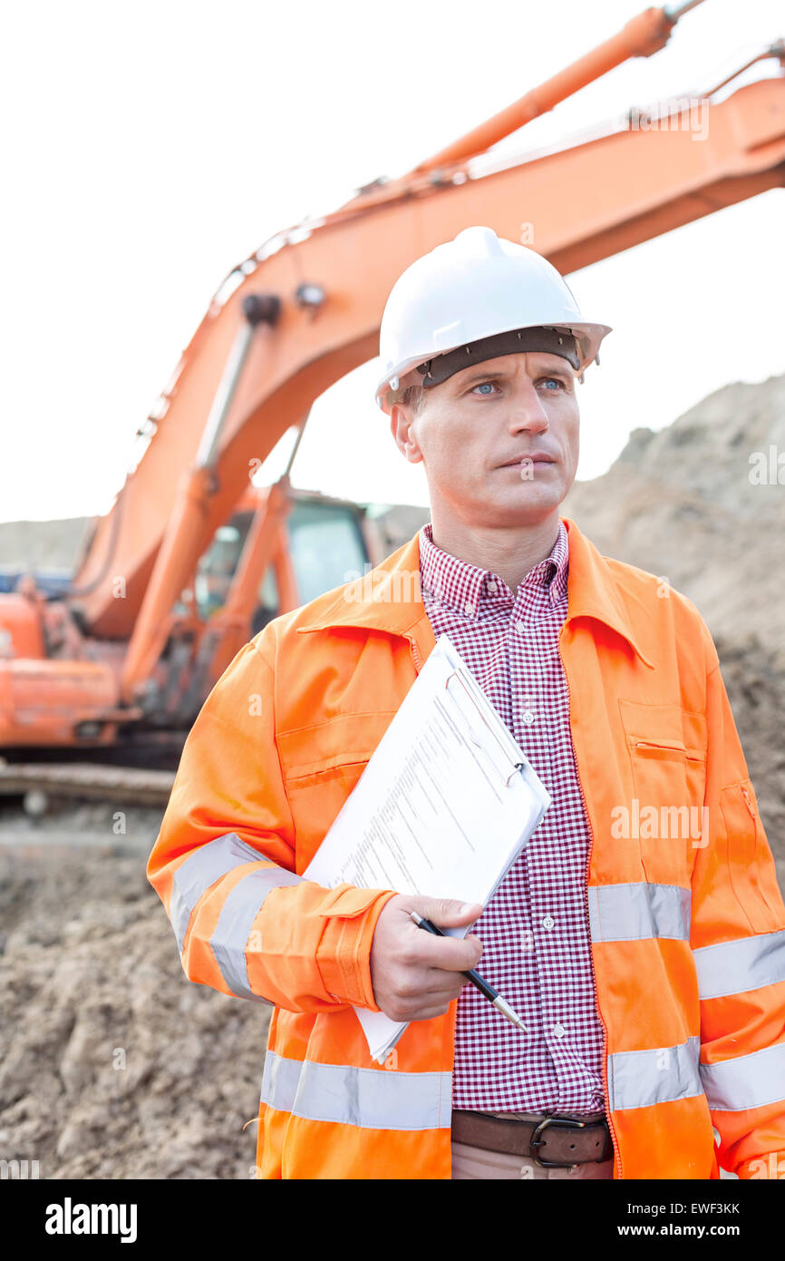 Architekt, wegschauen gedrückter Zwischenablage auf Baustelle Stockfoto