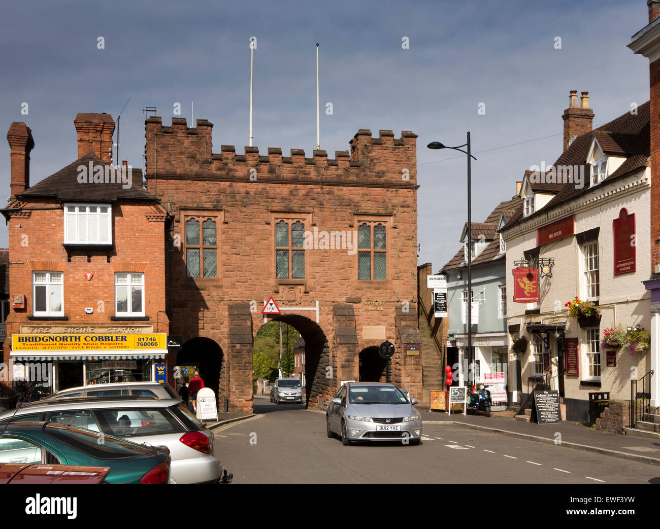 Großbritannien, England, Shropshire, Bridgnorth, Straße durch Northgate, mit Museum oben und Golden Lion Inn Stockfoto
