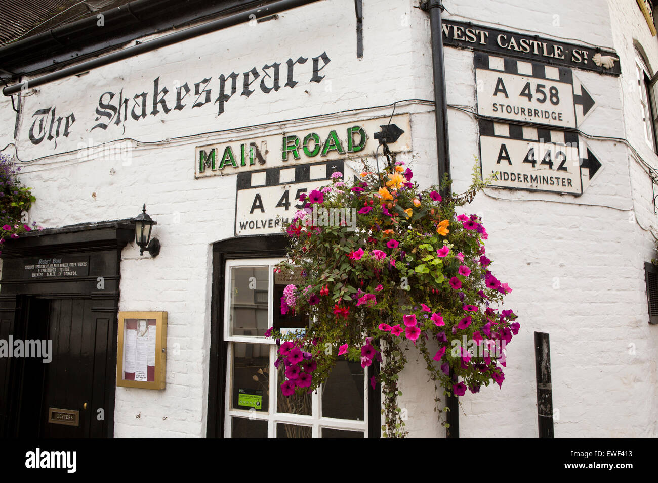 UK, England, Bridgnorth, Shropshire, East Castle Street, alte Verkehrsschilder auf Shakespeare Pub Stockfoto