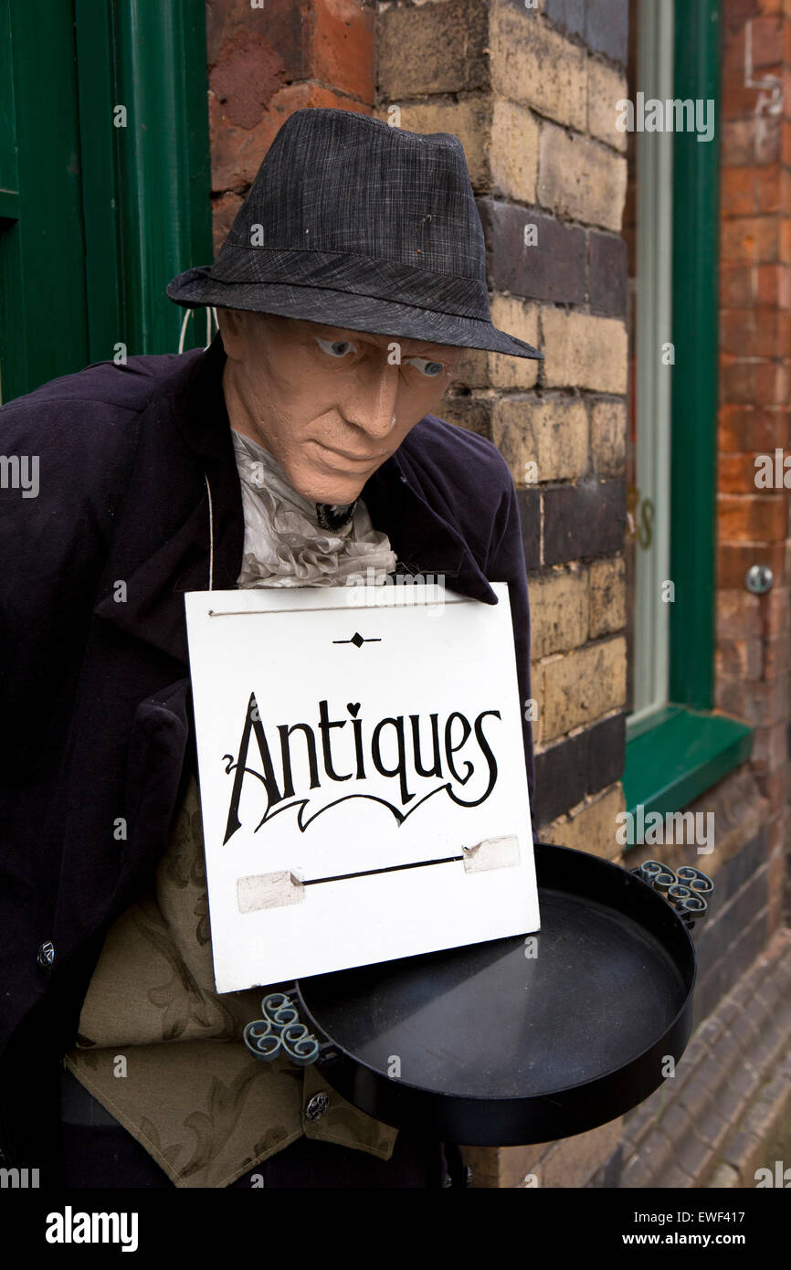 Bridgnorth, Listley Street, Shropshire, England, UK Antik Shop Mannequin auf Bürgersteig Stockfoto