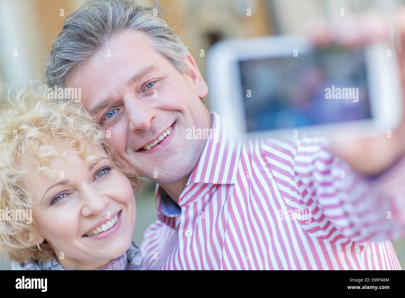 Nahaufnahme der glückliche Paar mittleren Alters nehmen Selfie durch smart-phone Stockfoto