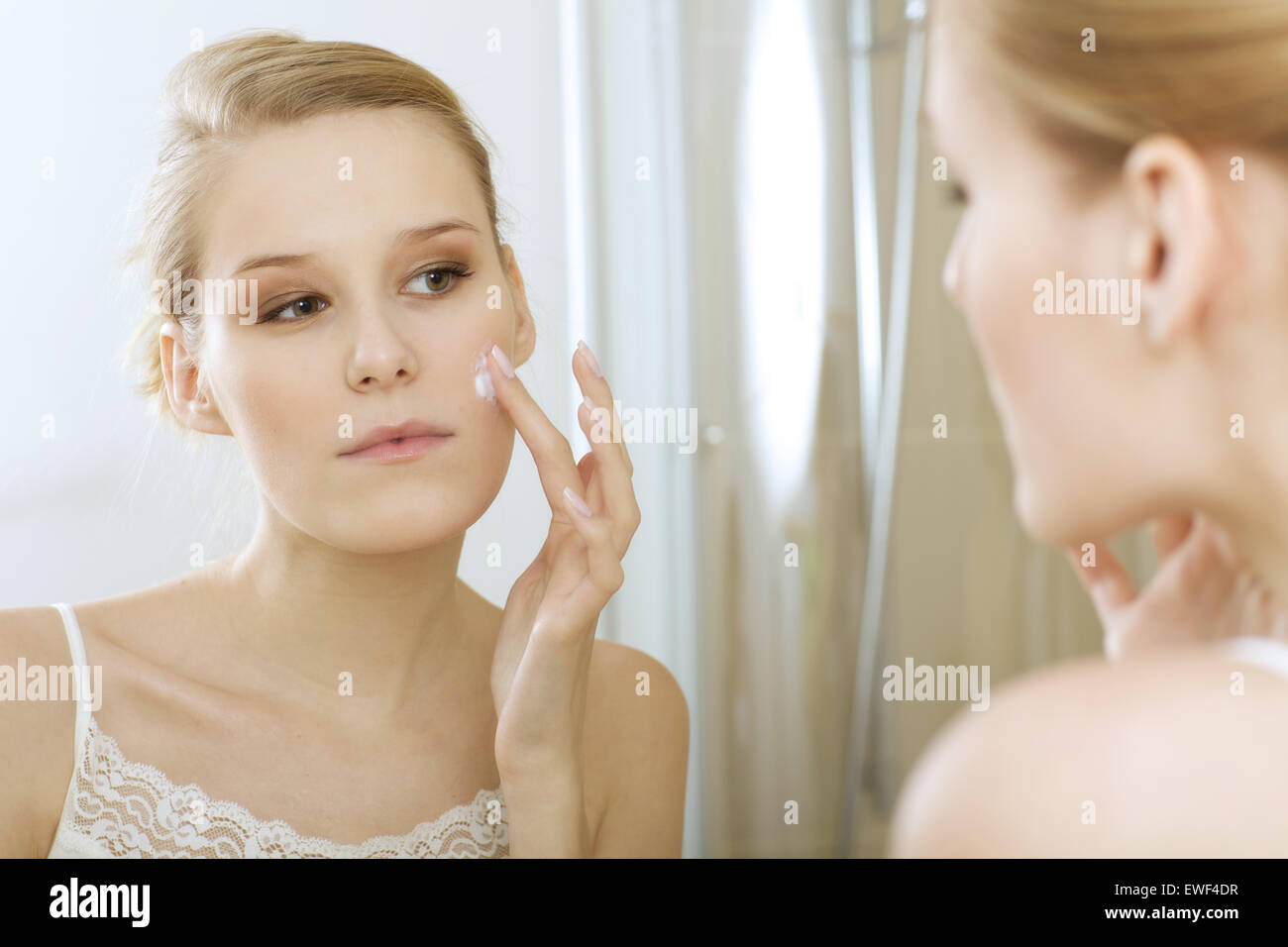 Junge Frau Anwendung Beauty Creme, Nahaufnahme Stockfoto