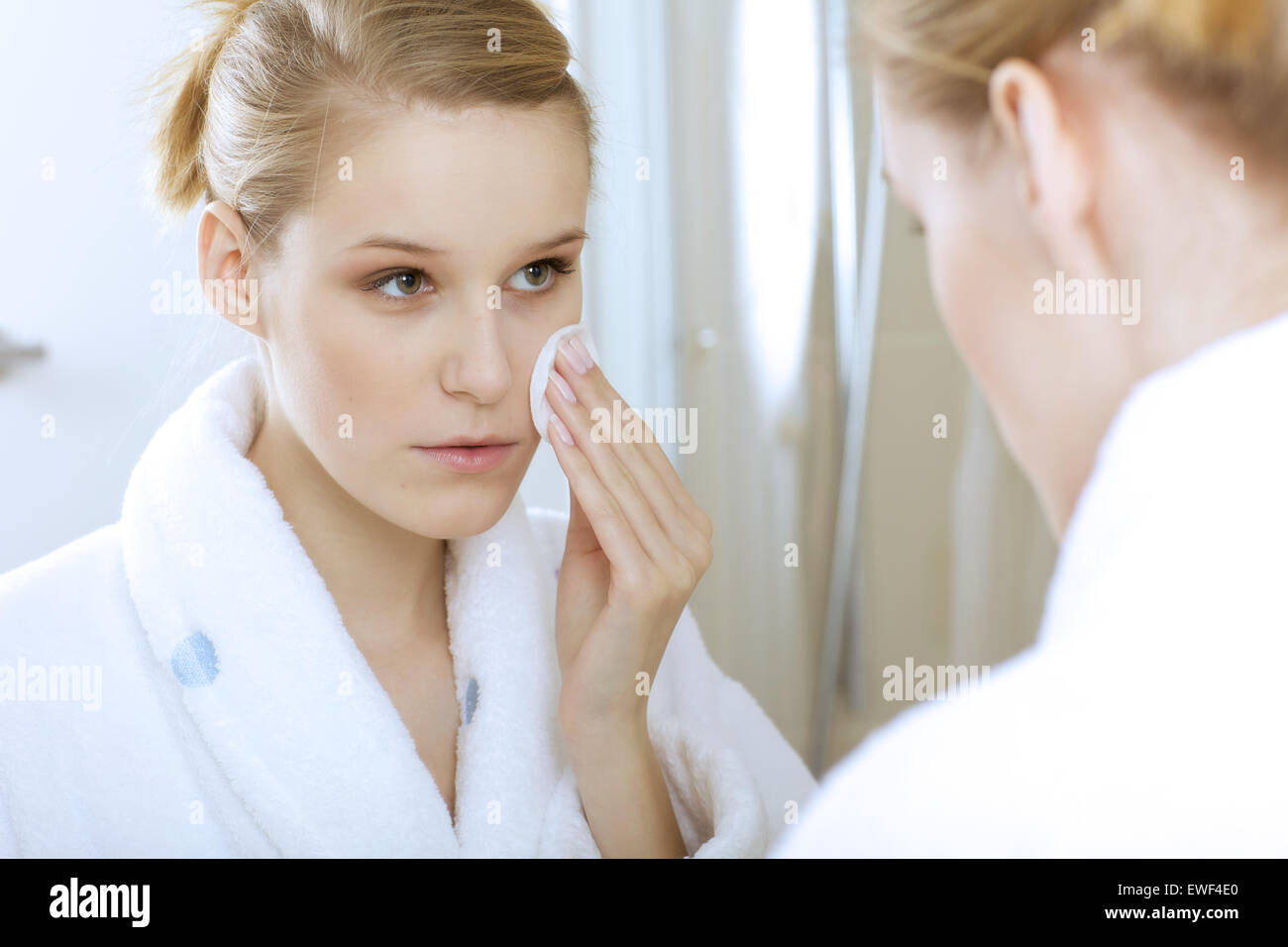 Frau mit Dabber, Porträt, Nahaufnahme Stockfoto