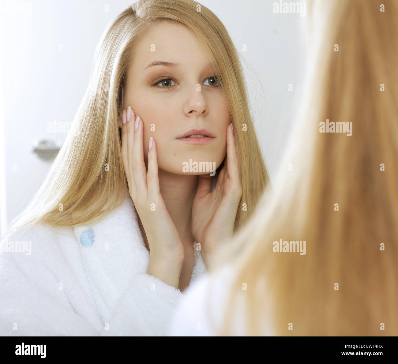 Frau Reflexion im Spiegel Stockfoto