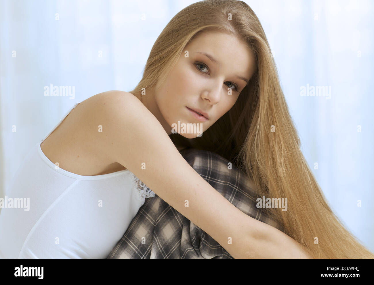 Frau im Bett Stockfoto