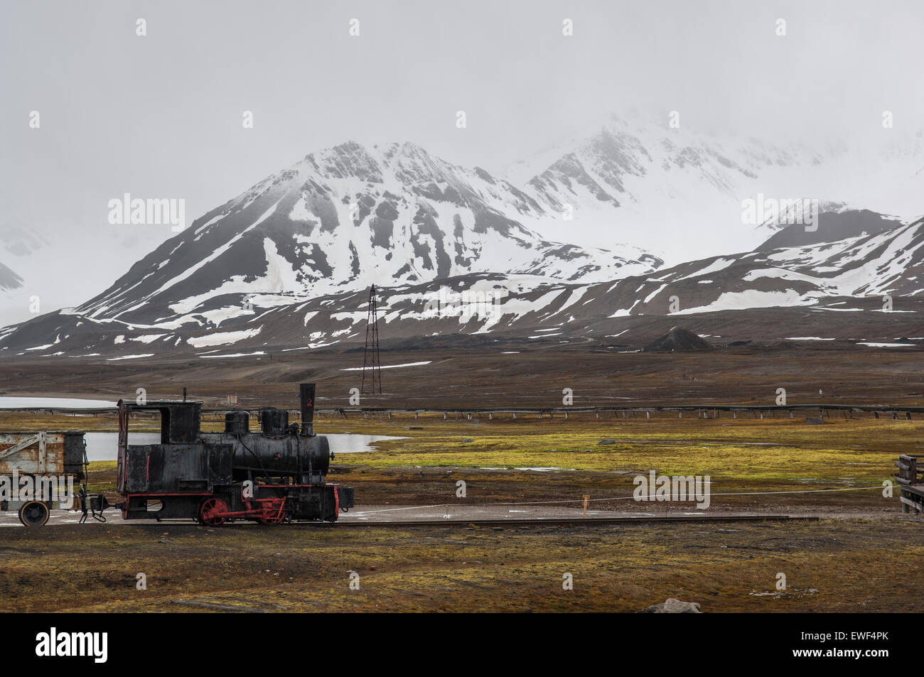 Eine heruntergekommene industriellen Zug in Ny Alesund, Spitzbergen an einem trüben Tag Stockfoto