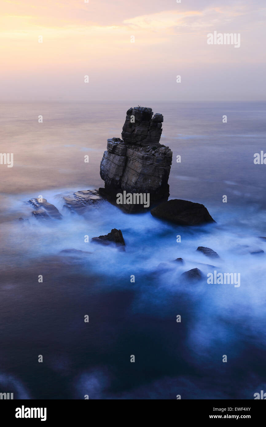 Rock-Stack in Peniche bei Sonnenuntergang, Portugal Stockfoto