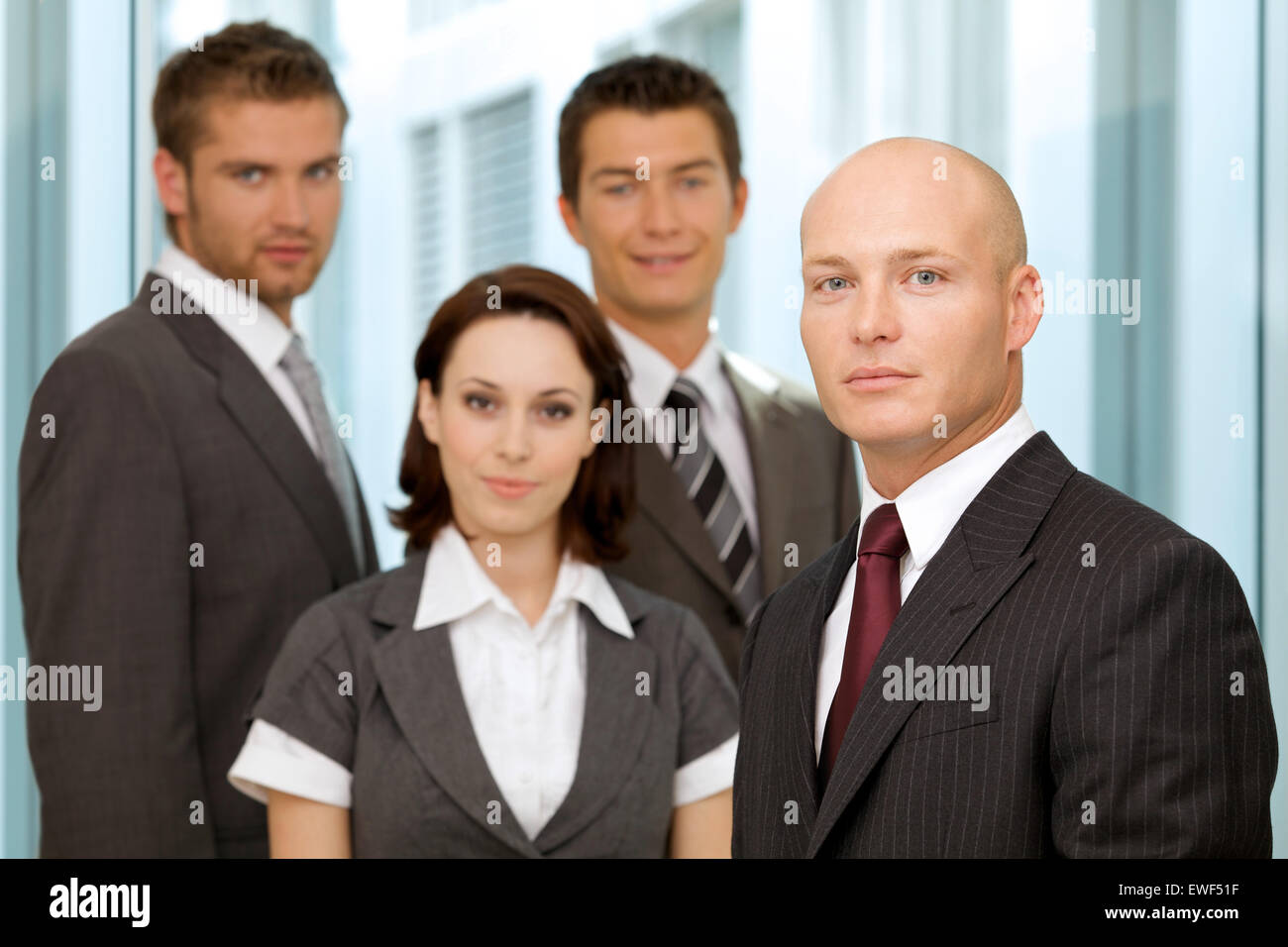 Porträt des jungen kaukasischen Geschäftsleute im Büro Stockfoto