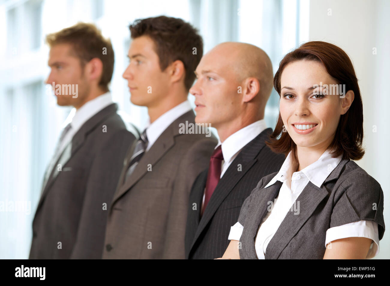 Porträt des jungen kaukasischen Geschäftsleute im Büro Stockfoto