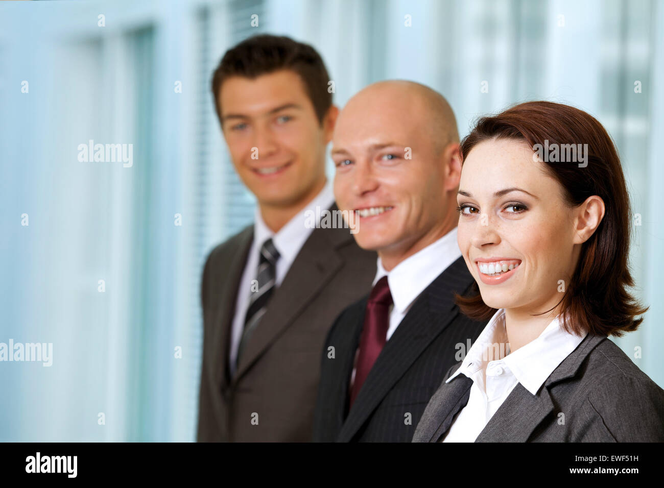 Porträt des jungen kaukasischen Geschäftsleute im Büro Stockfoto