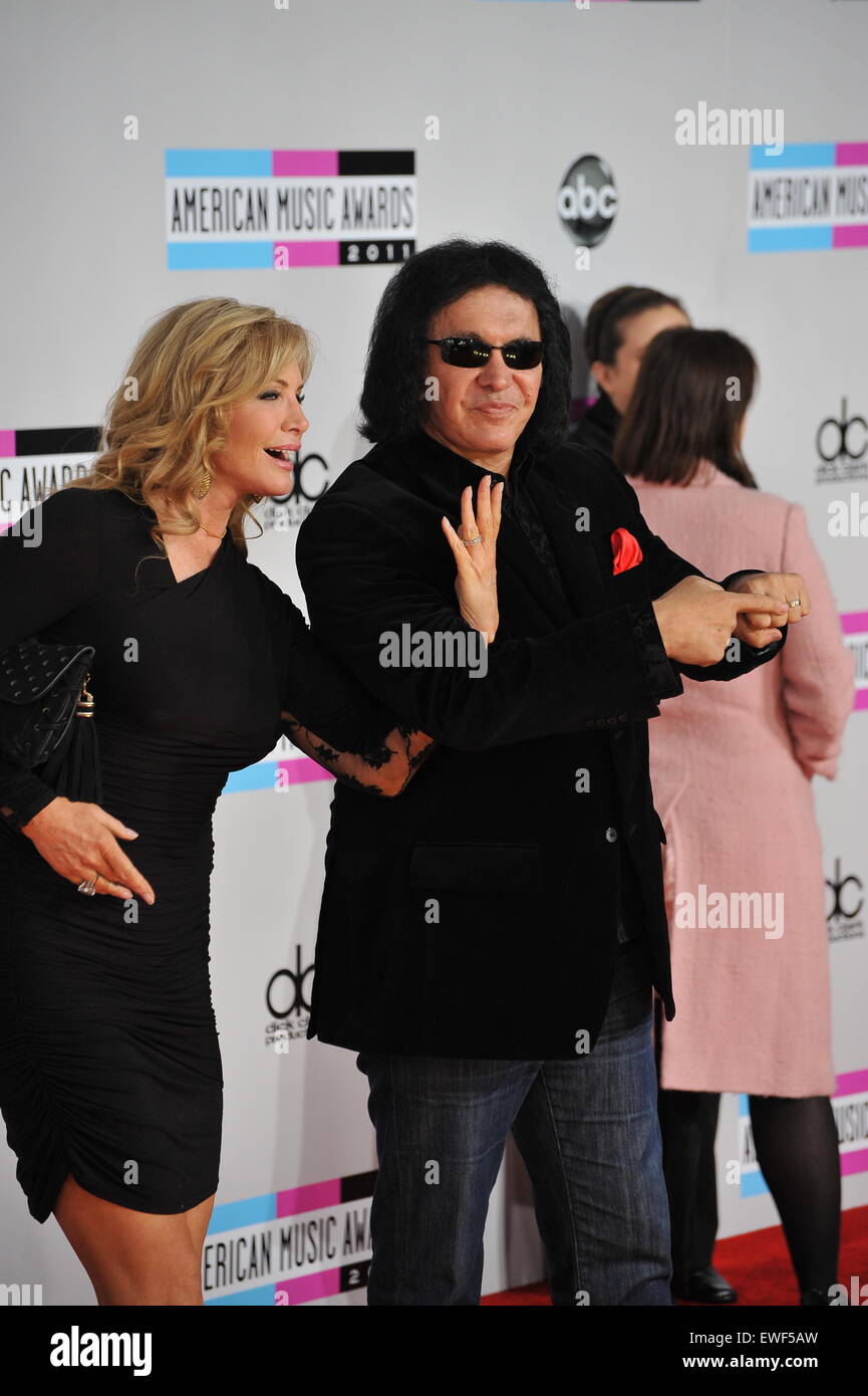 LOS ANGELES, CA - 20. November 2011: KISS star Gene Simmons & Frau Shannon Tweed Ankunft bei den American Music Awards 2011 bei t Stockfoto