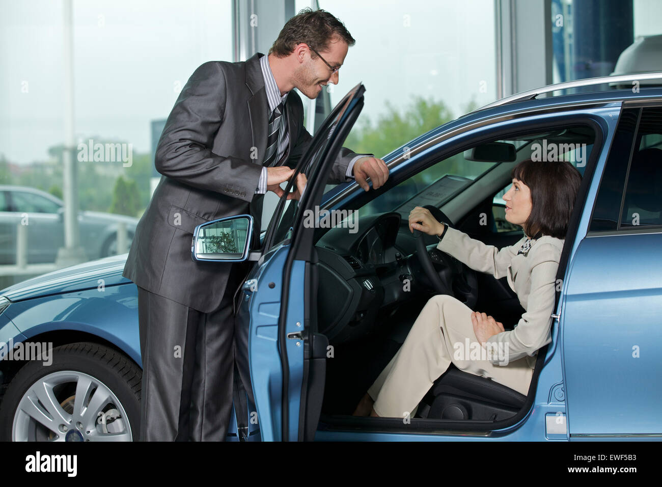 Auto-Verkäufer erklären Auto-Funktionen für Kunden Stockfoto