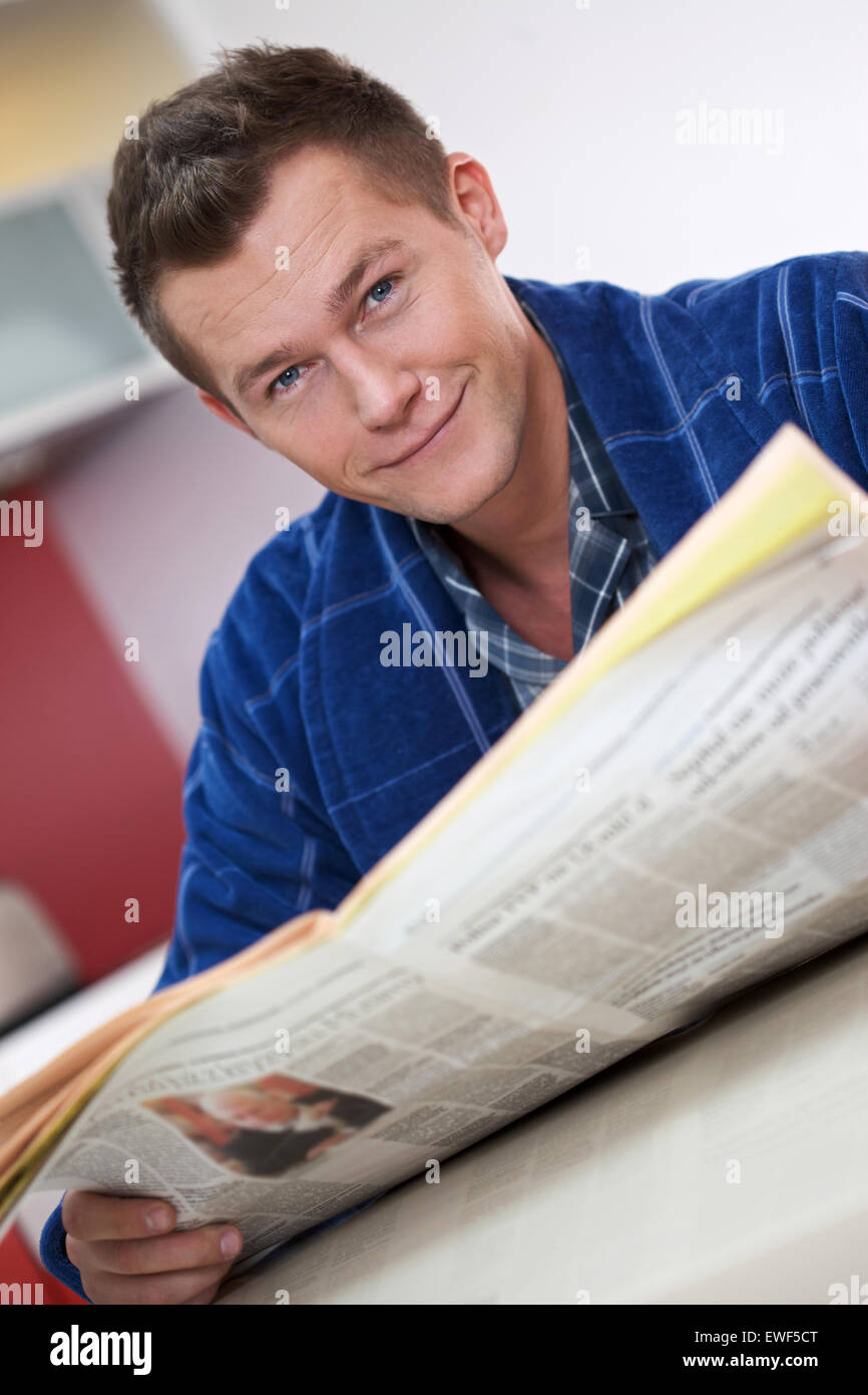 Menschen lesen newspape Stockfoto