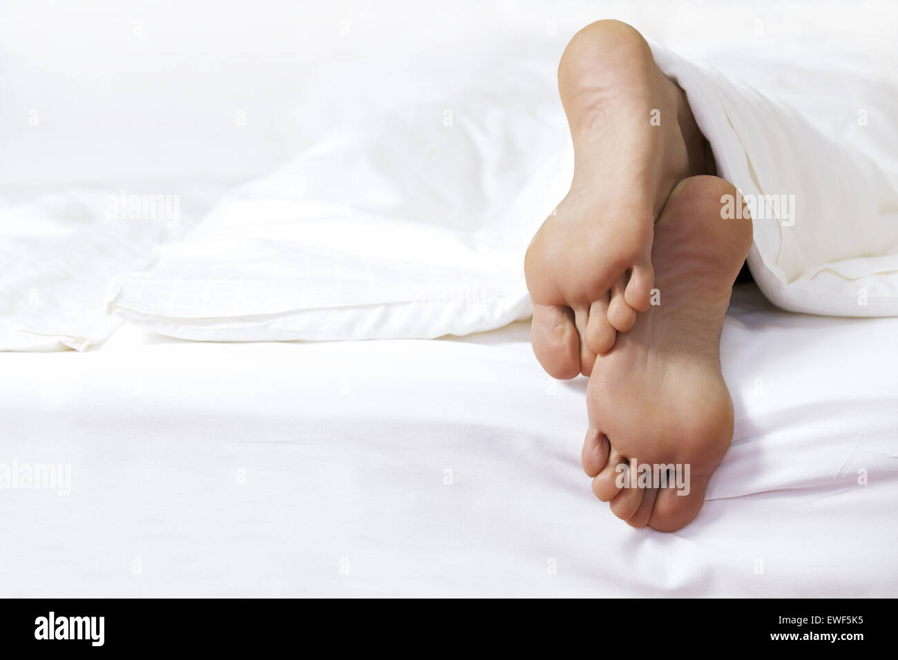 Jemandes Fuß im Bett Stockfoto