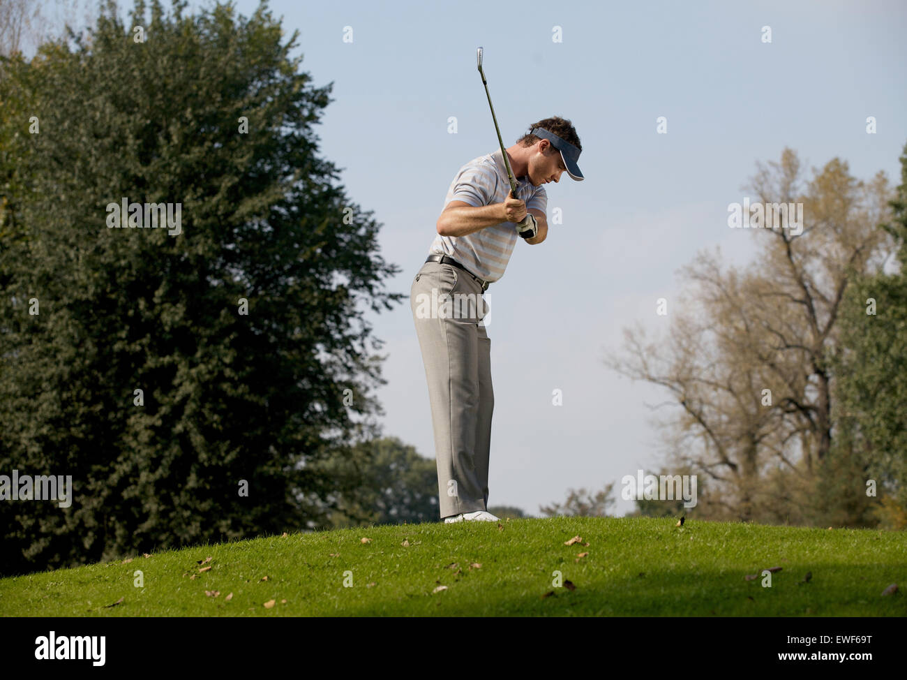 Junger Mann beim Golfen Stockfoto