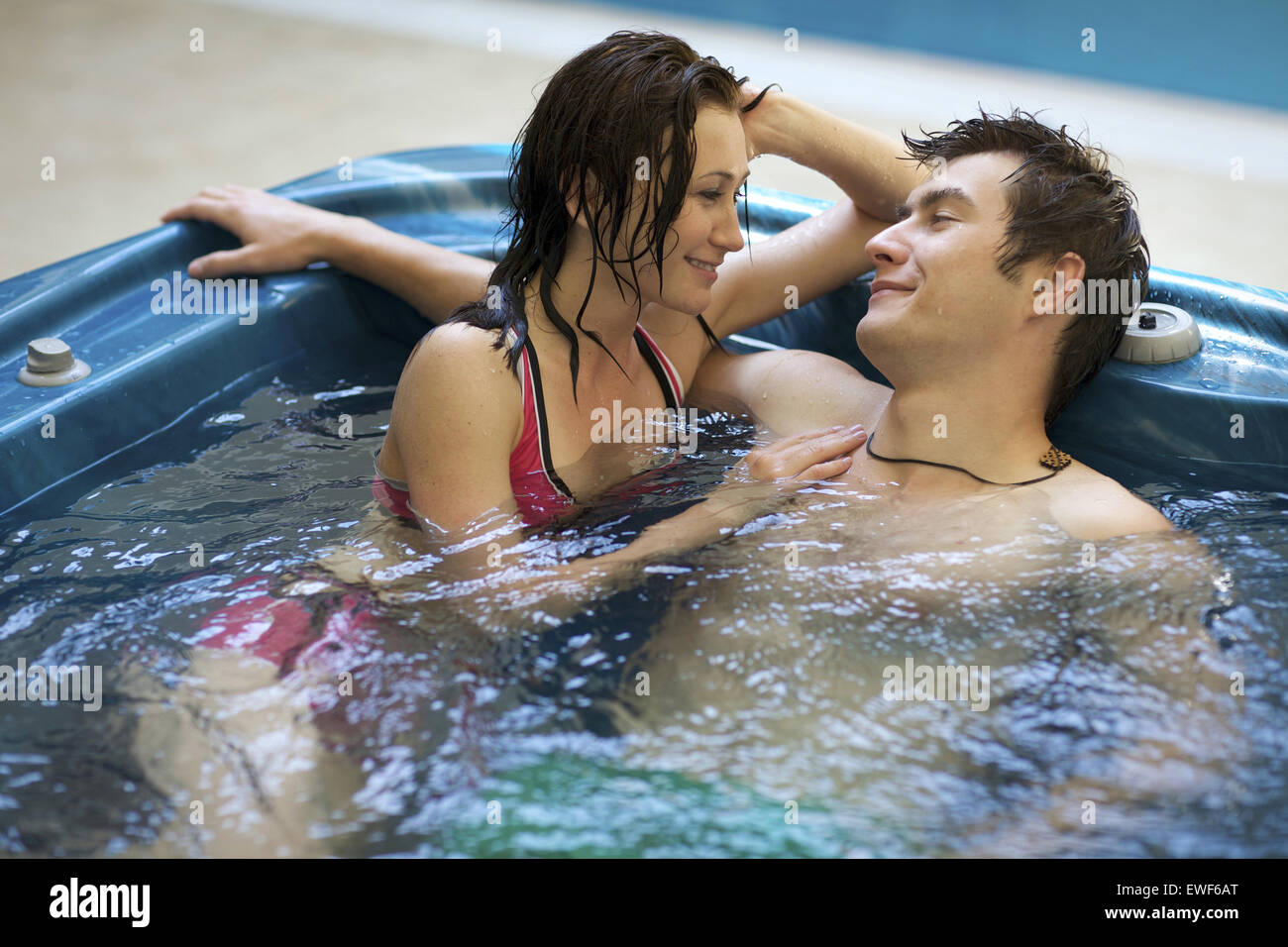 Paar im Whirlpool Baden Stockfoto