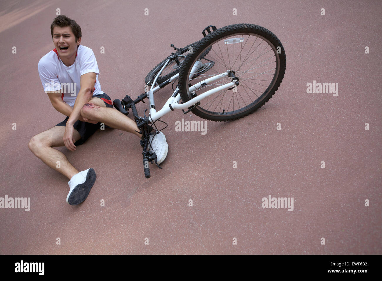 Junger Mann verletzt, während mit dem Fahrrad Stockfoto