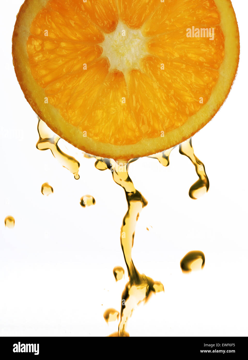 Orangensaft Droping aus Orangenscheibe Stockfoto