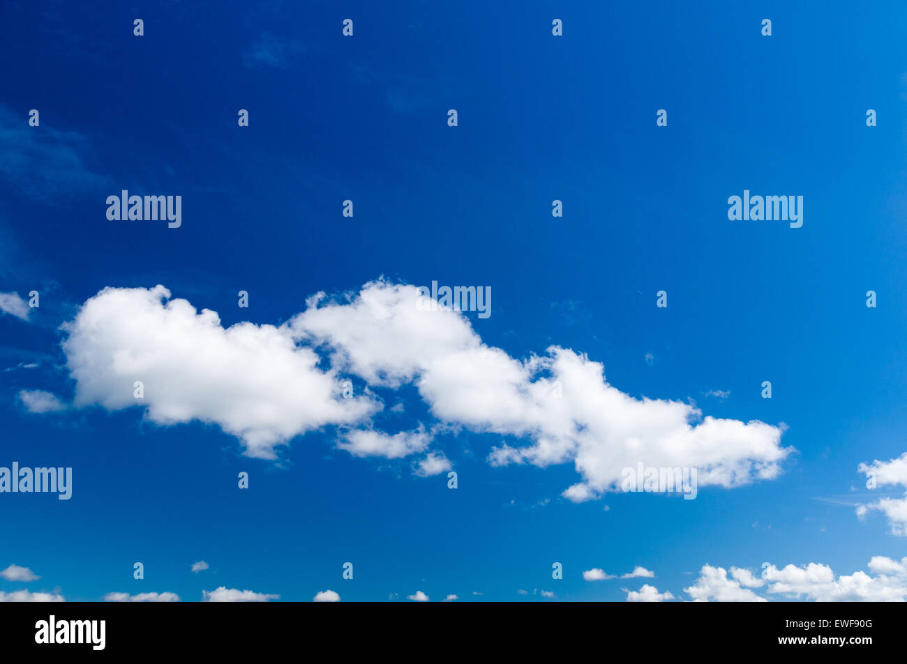 Cumulus-Wolken am blauen Himmel, weite Sicht Stockfoto