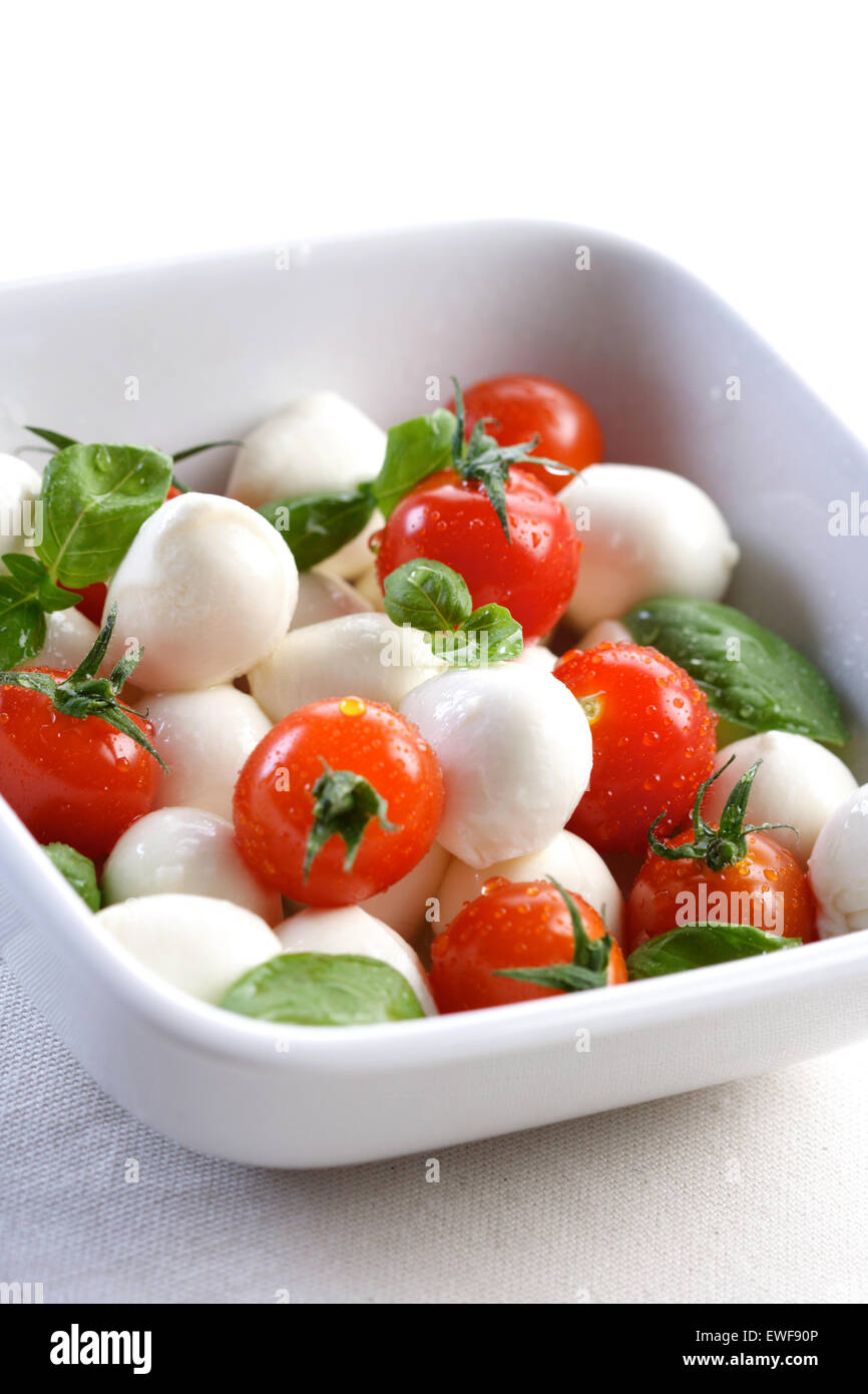 Salat mit Tomaten und Mozzarella Stockfoto