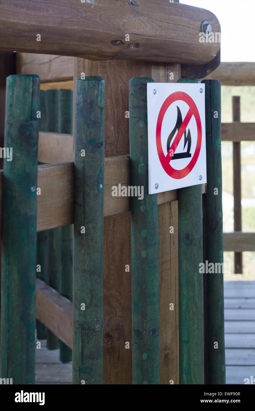 Kein Feuer-Warnschild auf Holzkonstruktion Stockfoto