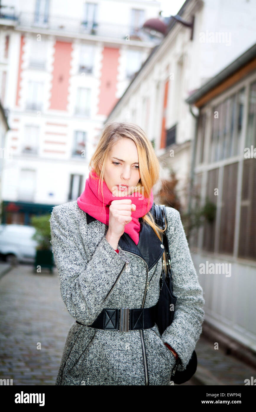 FRAU, HUSTEN Stockfoto