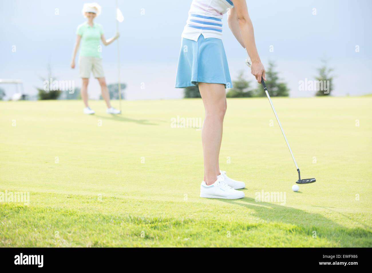 Geringen Teil der Frau spielt Golf mit Freundin Stockfoto