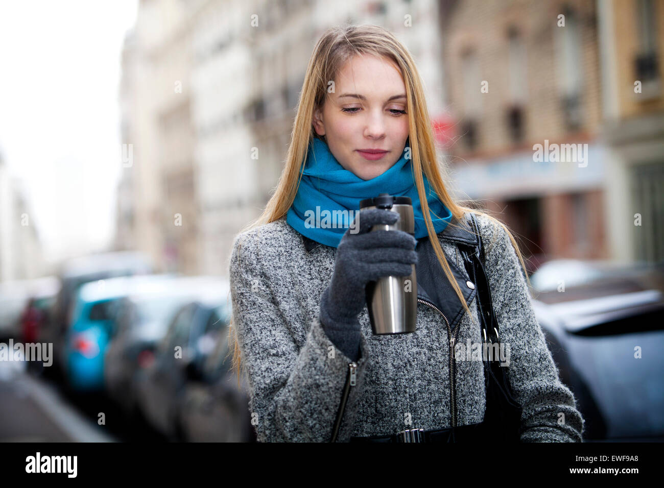 FRAU MIT HEIßGETRÄNK Stockfoto