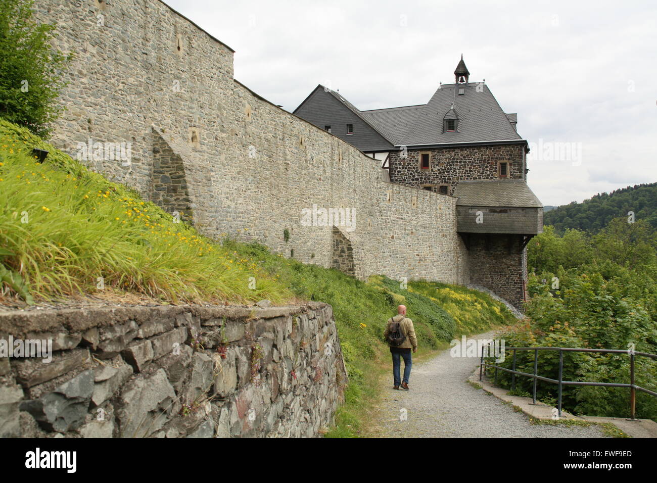 Altena. Mai-26-2015.  Touristischen Spaziergänge entlang Burg Altena von 1122 in Altena. Deutschland Stockfoto