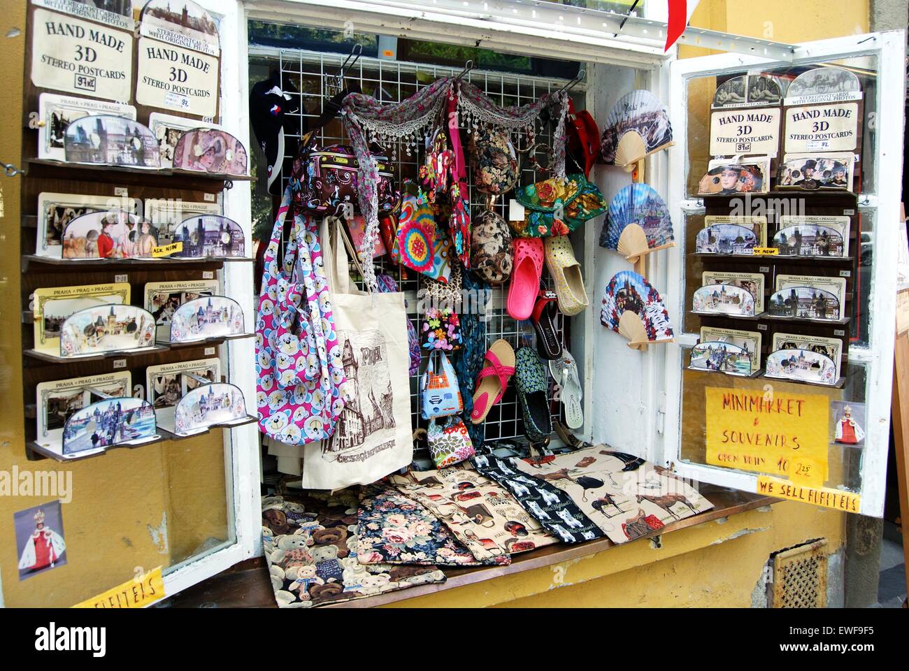 Handgemachte Stereo-Postkarten und andere Souvenirs in einem Shop öffnen Fenster, Prag, Tschechische Republik, Osteuropa. Stockfoto