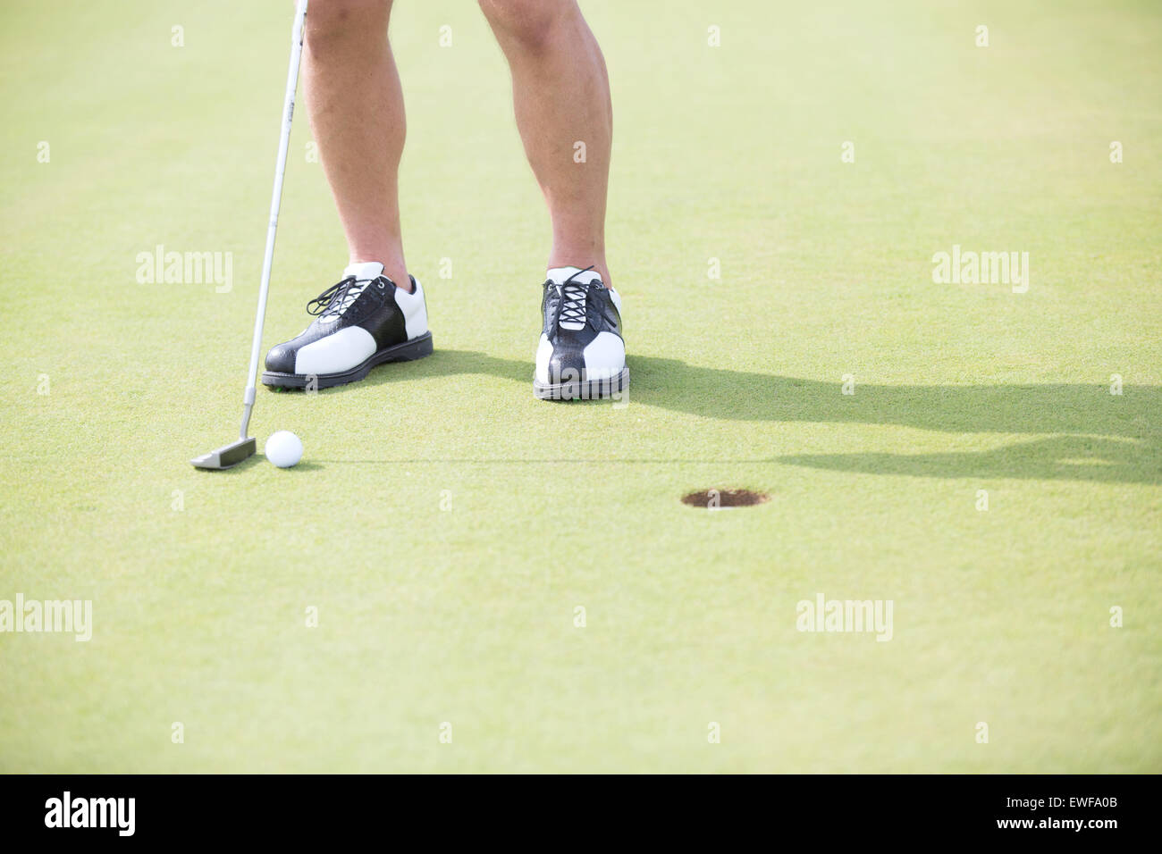 Geringen Teil der Mann mit Golfschläger und ball Stockfoto