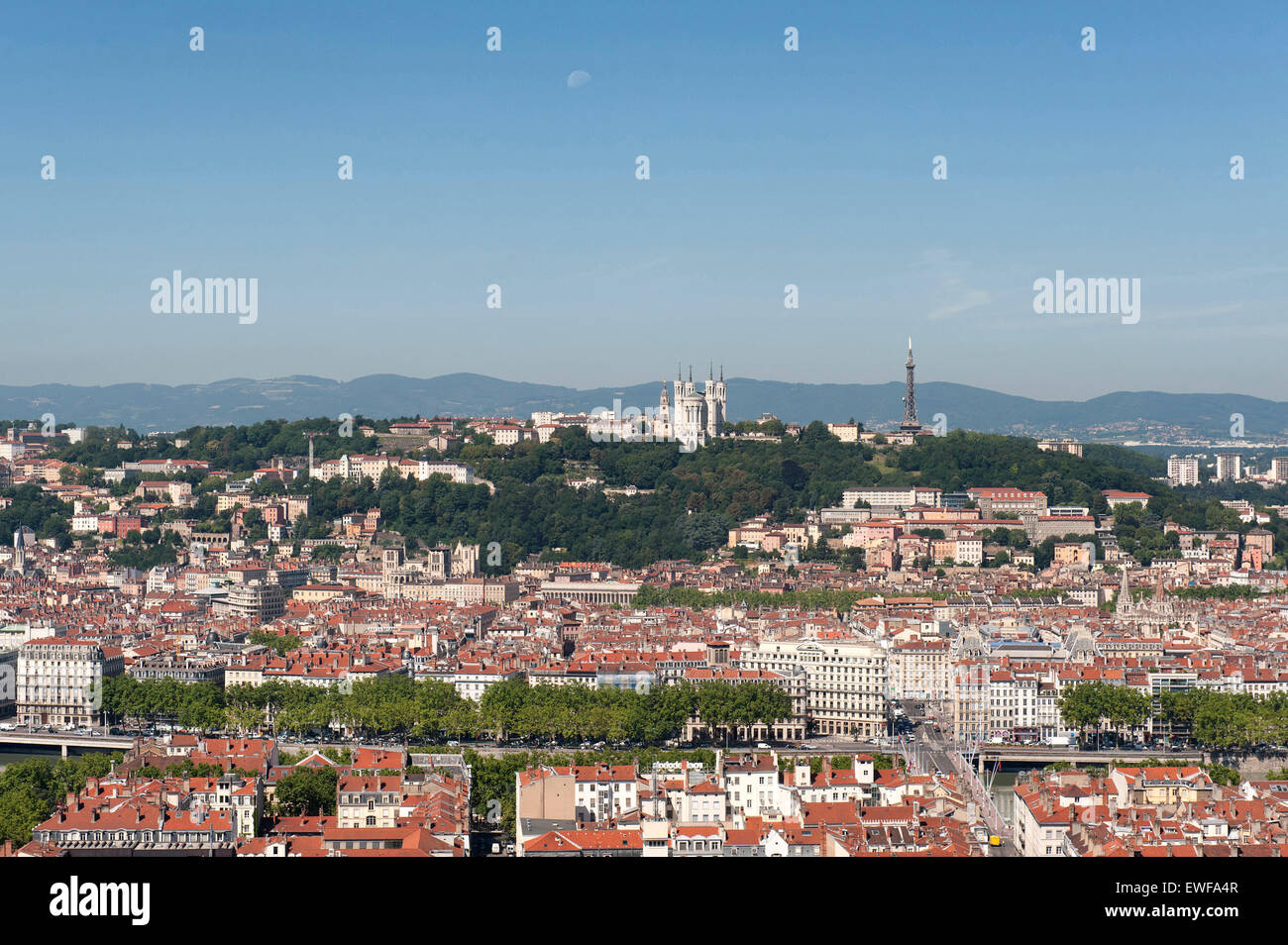 Lyon (Südost-Frankreich): die Stadt und die Basilika Notre-Dame de Fourvière Stockfoto
