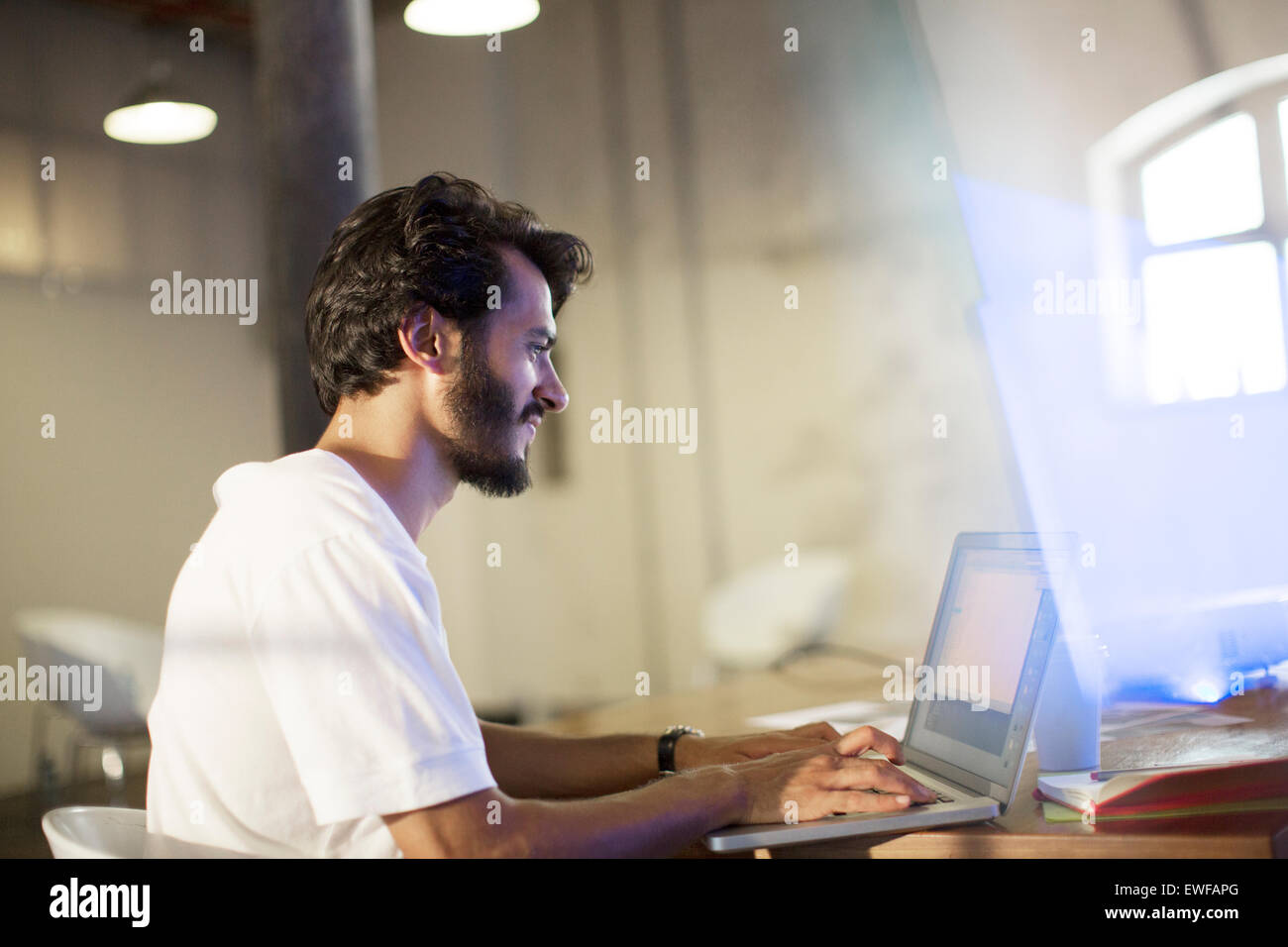 Lässige Geschäftsmann arbeiten am Laptop im Konferenzraum Stockfoto