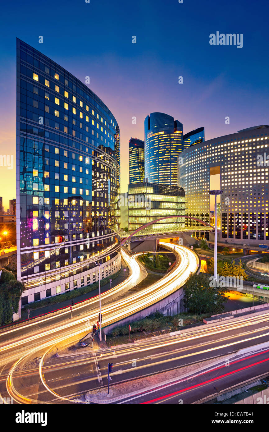 La Défense, Paris.  Bild von Bürogebäuden im modernen Teil von Paris - La Défense während des Sonnenuntergangs. Stockfoto