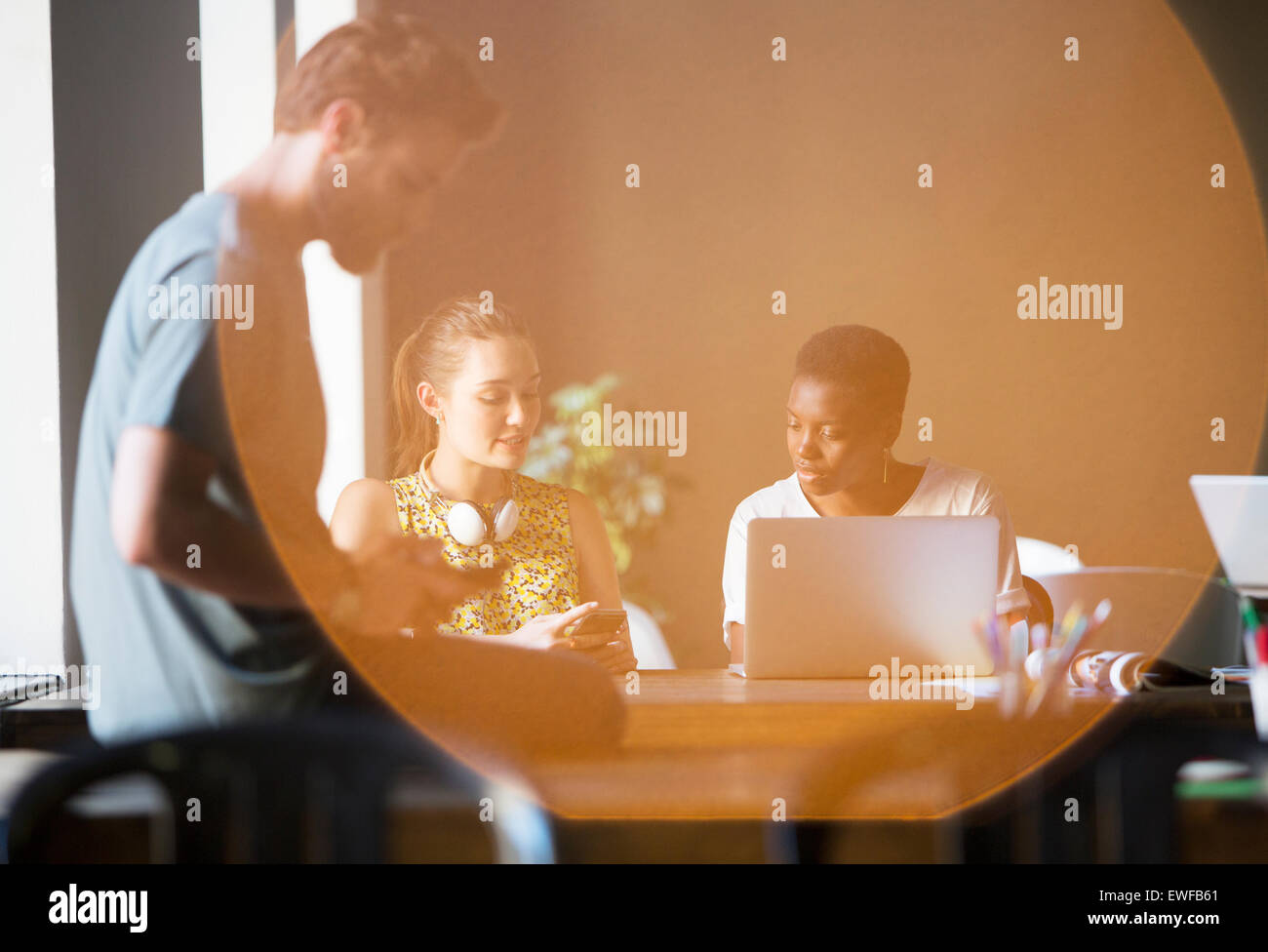 Blendenfleck über kreative Geschäftsleute arbeiten im Büro Stockfoto