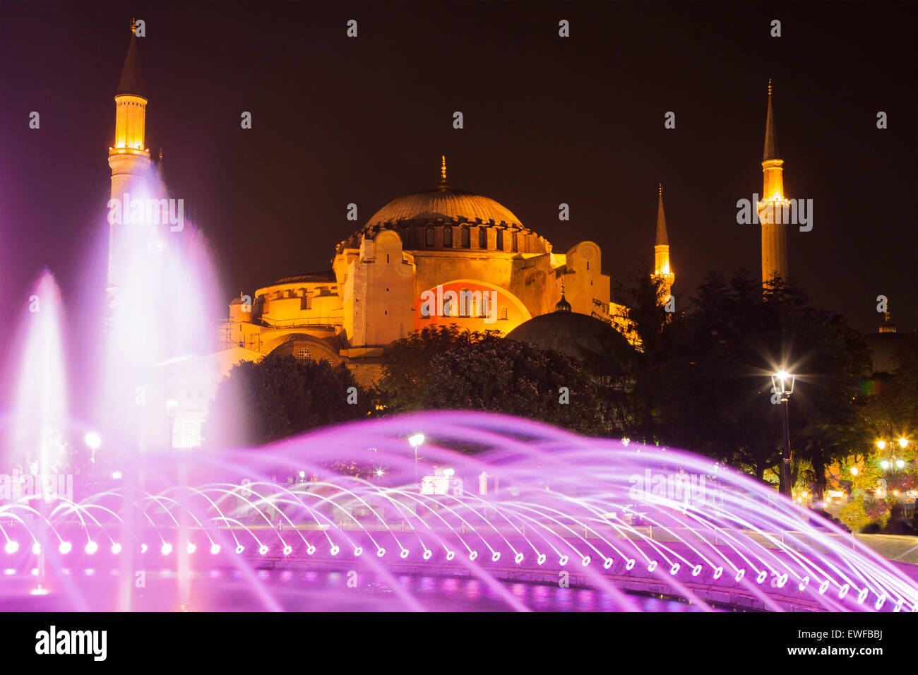 Sultanahmet Park Brunnen und die Hagia Sophia bei Nacht in Istanbul, Türkei. Stockfoto