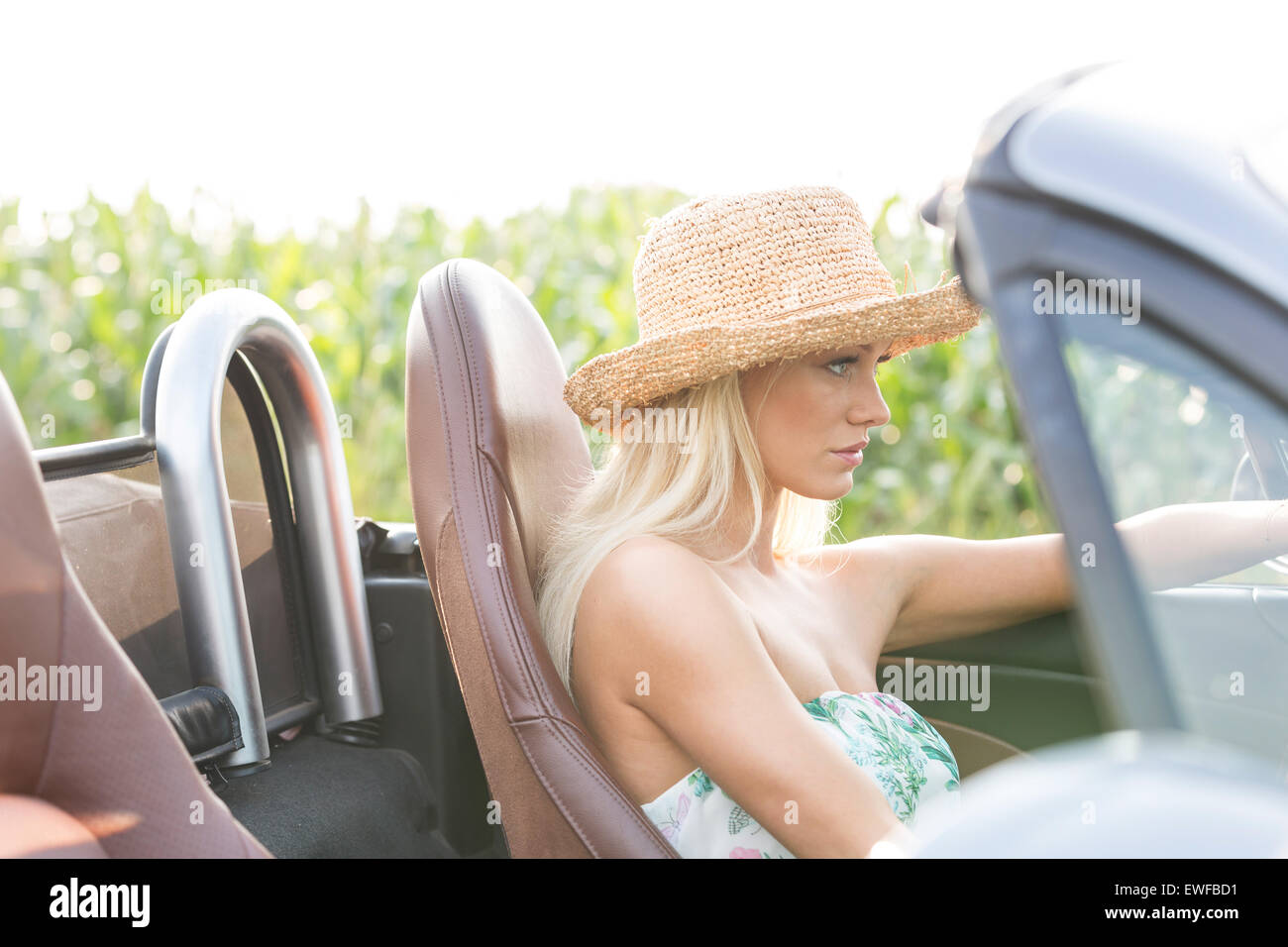 Seitenansicht der Autofahrerin Cabrio im freien Stockfoto