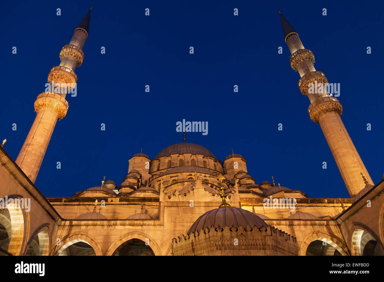 Neue Moschee bei Nacht, Istanbul, Türkei. Stockfoto