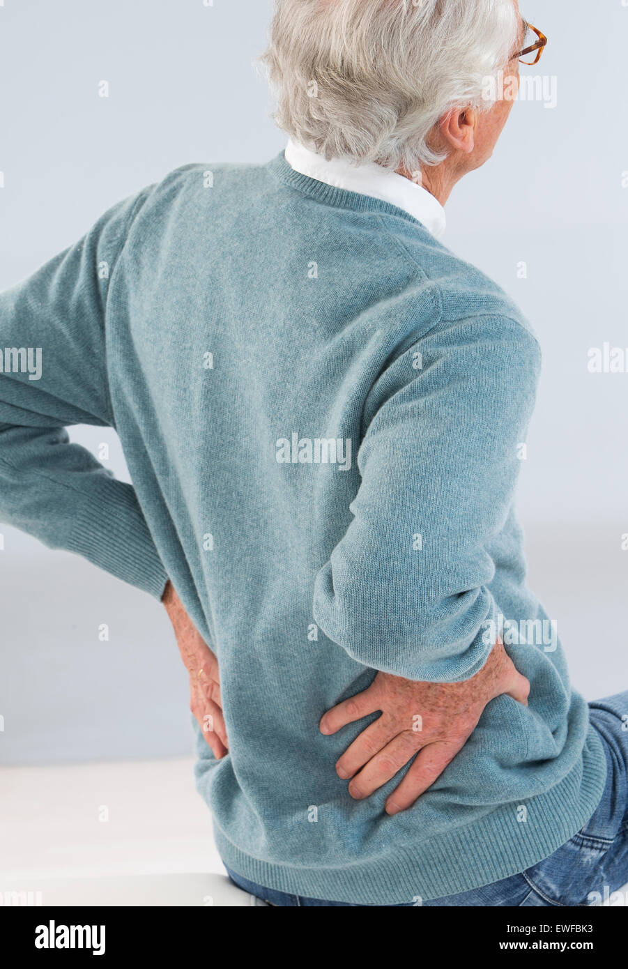SENIOR MIT SCHMERZEN IM UNTEREN RÜCKEN Stockfoto