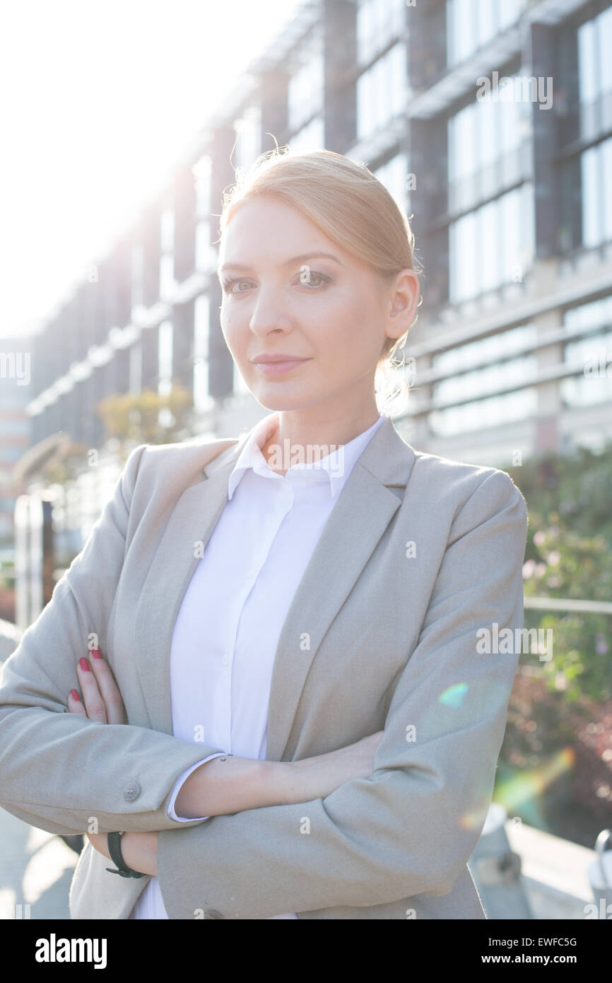 Porträt von zuversichtlich Geschäftsfrau stehend Arme gekreuzt außen Bürogebäude Stockfoto