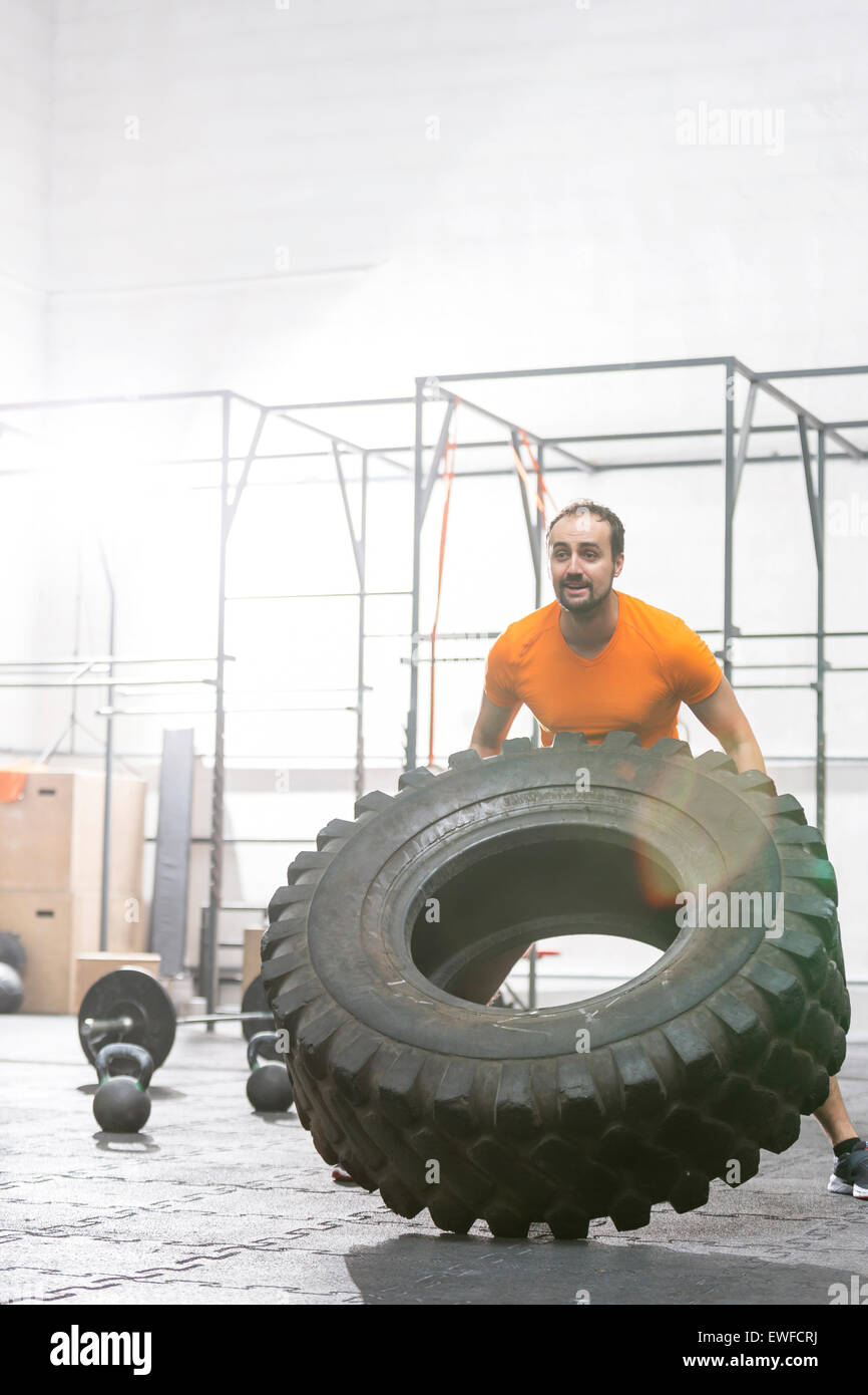 Engagierten Menschen spiegeln Reifen in Crossfit gym Stockfoto
